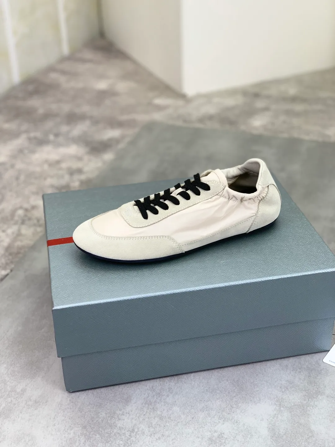 Men's shoes 💰P500💰【New style】hot style is on the official website, 🆘 Trendy brand (Prada) mainly promotes hot style, avant-garde and versatile fashion men's shoes private version mold opening, cowhide surface splicing 1:1 replica... fashionable and simple, original imported cowhide lining cowhide feet; the atmosphere and personality are more fashionable, eye-catching and pursuing class. It will subvert the old idea and be a must-have for fashion trendsetters with you! Must keep it for yourself! Tall and comfortable, large and low, high-end quality workmanship. Size: 38-44; 6️⃣colors available.